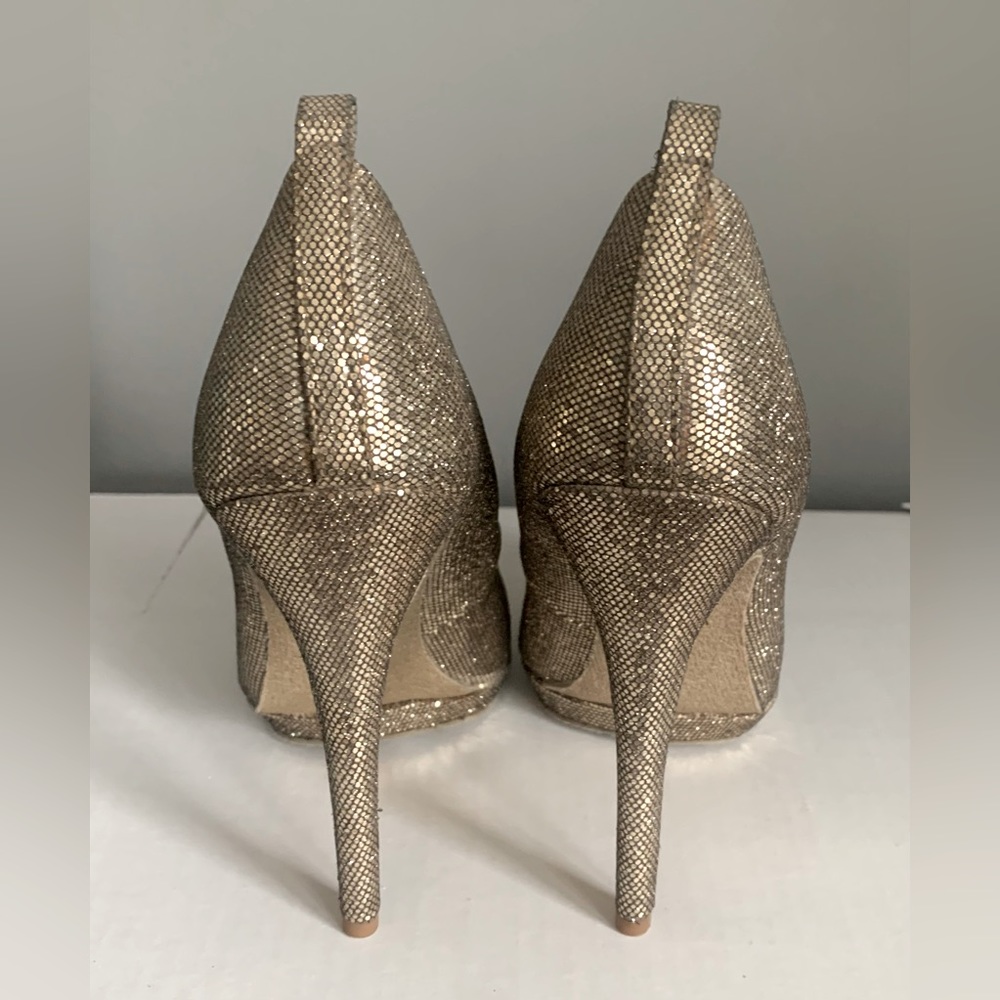 Steve Madden 5” Gold Glitter Pump. Platform on front. Size 8. Great Condition!